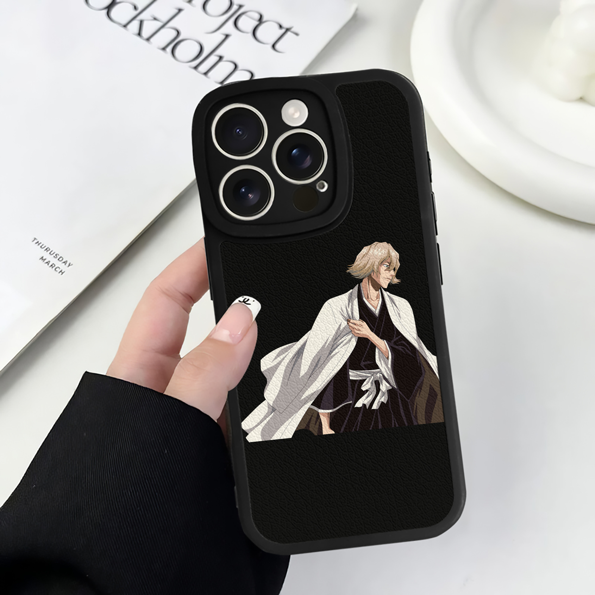 （画像用） "ブリーチ 浦原 喜助（うらはら きすけ） BLEACH Urahara Kisuke " 【iPhone 16シリーズ対応】シリコンスマホケース（レザー調） 材質：シリコン